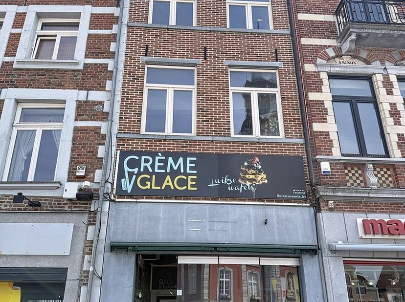 Droomt u van ruim wonen op een unieke locatie in het hart van Sint-Truiden? Dan biedt deze karaktervolle stadswoning met commercieel gelijkvloers een