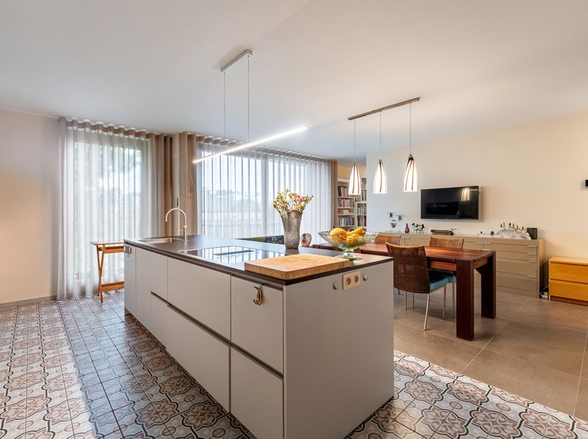 Dit luxe appartement bevindt zich op de bovenste verdieping. Een prachtige leefruimte met aansluitend terras, een volledig ingerichte leefkeuken met b