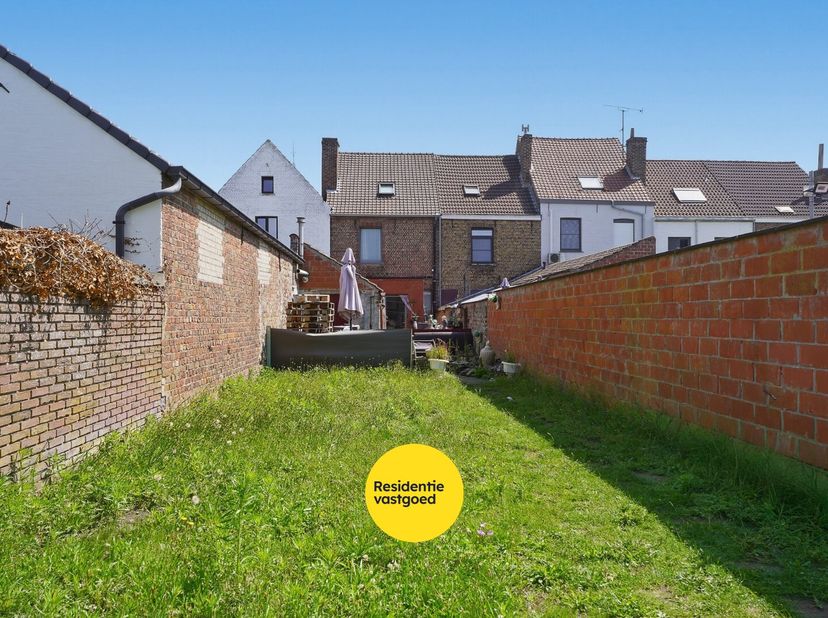 Kijkdag op zaterdag 11 juli - op afspraak!<br />
Ruime rijwoning met vier slaapkamers en diepe tuin op een perceel van 220 m², gelegen in Sint-Andries
