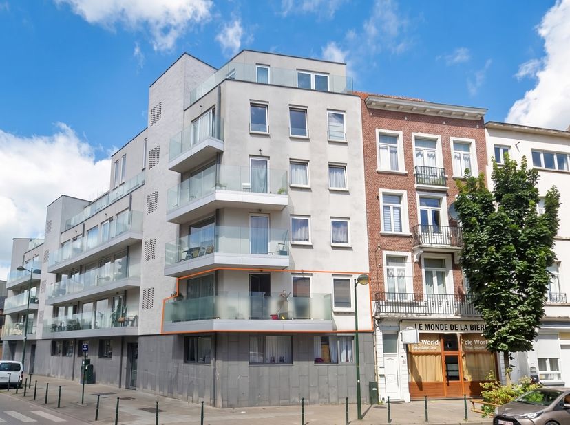 Dit recent en modern appartement beschikt over een inkomhal met vestaire en een apart gastentoilet, zeer lichtrijke woonkamer met open keuken en apart