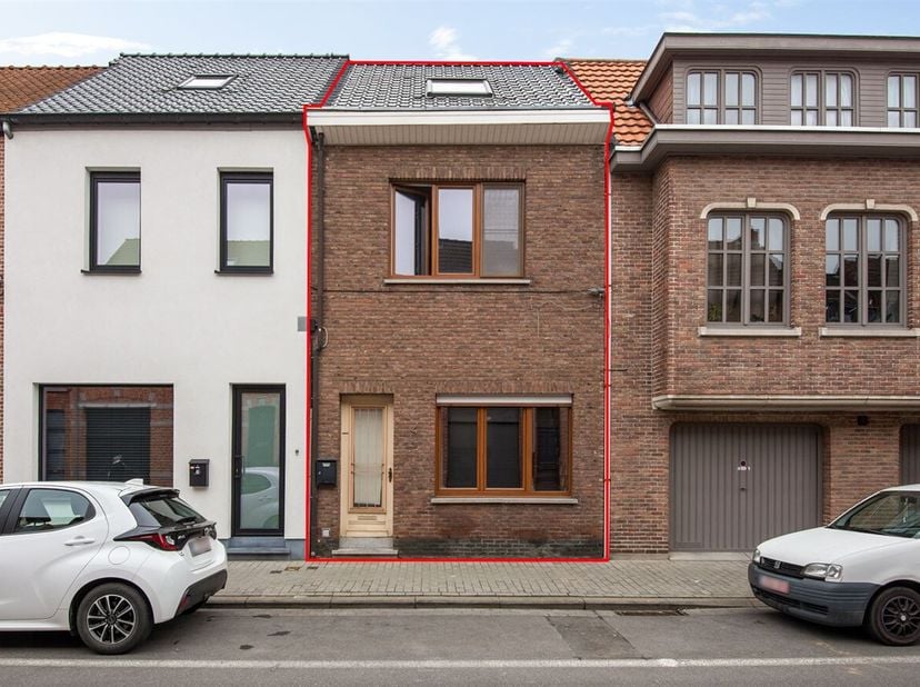 Centraal gelegen rijwoning<br />
Ligging<br />
De woning is gelegen in een aangename residentiële buurt met een uitstekende bereikbaarheid. Winkels, s