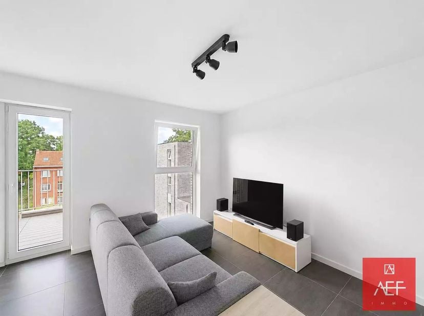 Cet appartement moderne et lumineux est situé au deuxième étage et offre une surface habitable de 79 m², telle quindiquée sur le certificat PEB. Il di