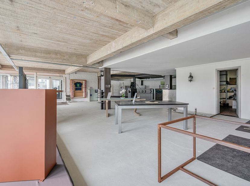 À VENDRE À GERAARDSBERGEN<br />
Vous recherchez l'emplacement idéal pour votre commerce ou votre bureau ? Cet espace commercial prêt à l'emploi de plu