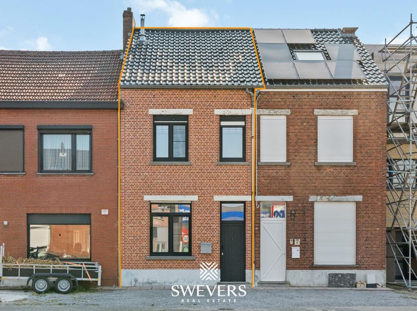 Voor meer info en foto’s, surf naar www.swevers.be – verzorgde en gerenoveerde rijwoning met centrale ligging aan de Lommelsesteenweg 50 in Leopoldsbu