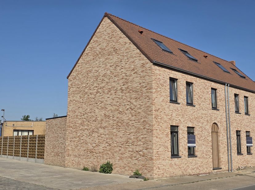 Charmante nieuwbouwwoning met landelijk karakter te koop – Groenestraat 12, Izenberge<br />
Op zoek naar een stijlvolle nieuwbouwwoning in een rustige