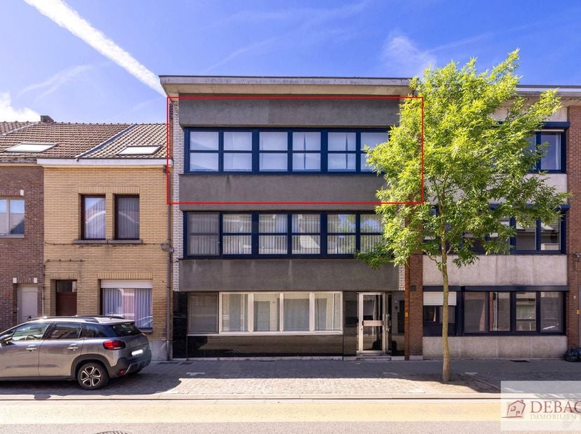 Ruim appartement met 2 slpk, garage en EPC C in hartje Niel! <br />
Bent u op zoek naar een ruim appartement dat u volledig naar eigen smaak kunt inri