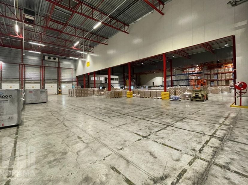 Logistiek magazijn met een oppervlakte van 6.383&amp;nbsp;m² met 82 m² kantoren te huur in Mechelen. Uitstekend gelegen in de industriezone Mechelen Noord