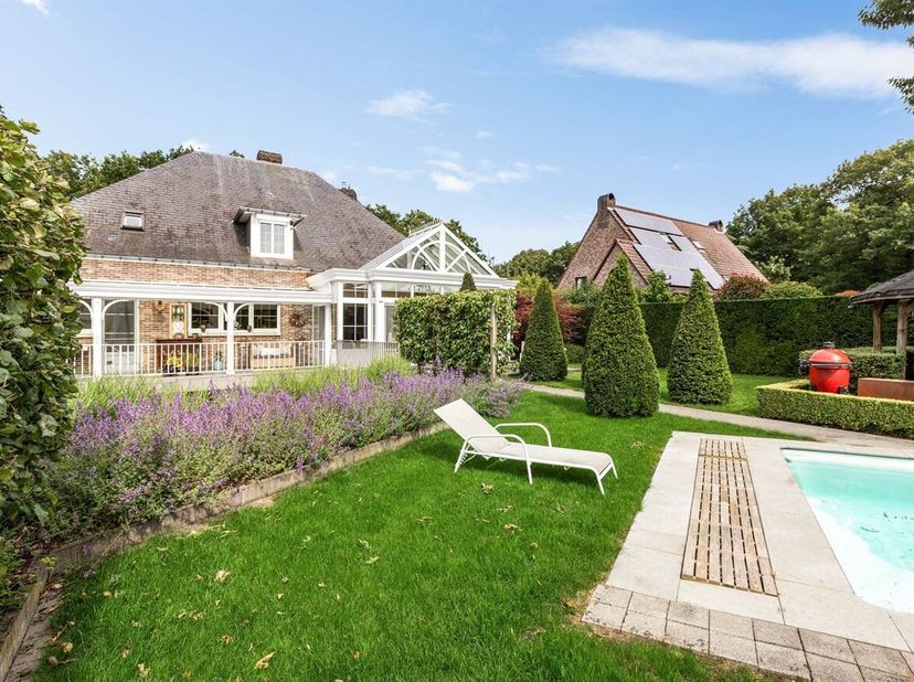 Welkom in deze ruime villa, gelegen aan de bosrand tussen Lanaken en Zutendaal. Een rustige, groene ligging met een uitstekende bereikbaarheid: de Ned