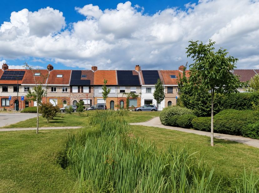 Deze verzorgde gesloten bebouwing is een ideale opportuniteit voor wie op zoek is naar een eerste eigen woning of een interessante investering. De won