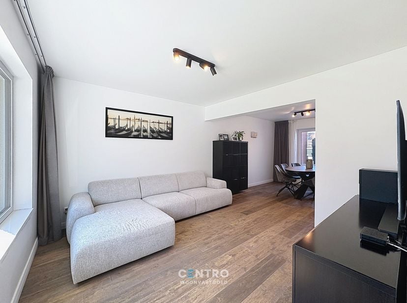 Recent gerenoveerde woning met alle COMFORT met garage, dubbele oprit en aangelegde tuin met groot zonneterras te Rumbeke!<br />
<br />
INDELING:<br /