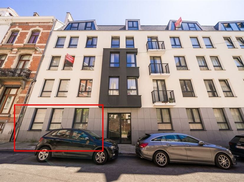 Prachtig, recent 2 slaapkamer gelijkvloers appartement op een super goede locatie in de Europese wijk. Inkomhal welke uitgeeft op een grote, lichtrijk