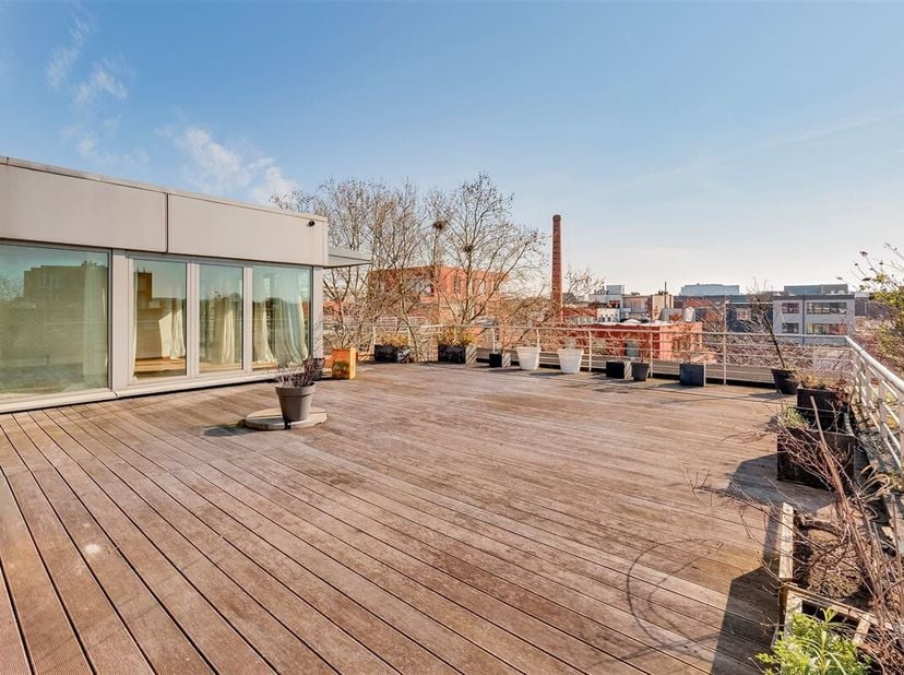 Prachtige penthouse van ca 147 m² (cfr EPC) met magnifiek dakterras van ca 100m² gelegen aan de ingang van het Groen Kwartier!<br />
Door de vele rame