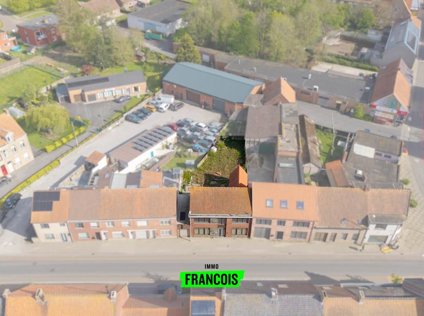 Découvrez cette maison à vendre à Poelkapelle, située le long de la Brugseweg 136. Cette maison familiale offre de nombreuses possibilités et est idéa