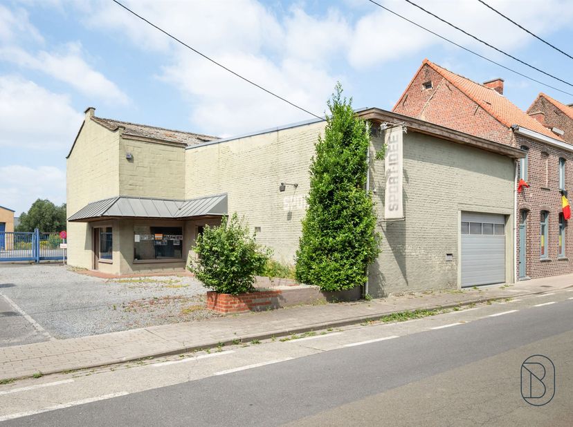 Te koop: Polyvalent gebouw: loods, magazijn of handelsruimte in Ooigem!<br />
<br />
Op een centrale en vlot bereikbare locatie in Ooigem bevindt zi
