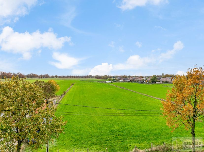 Prachtig perceel bouwgrond voor halfopen bebouwing met een totale oppervlakte van 6a 50ca. Het betreft een landelijk gelegen kavel in het rustige Waub
