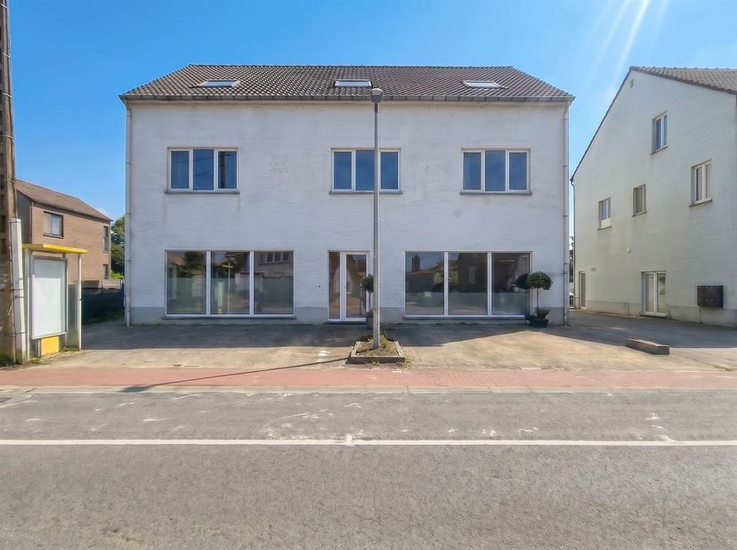 Opbrengsteigendom bestaande uit 5 appartementen met een mix van 1- en 2-slaapkamerunits, inclusief een ruim dakappartement met terras.<br />
<br />