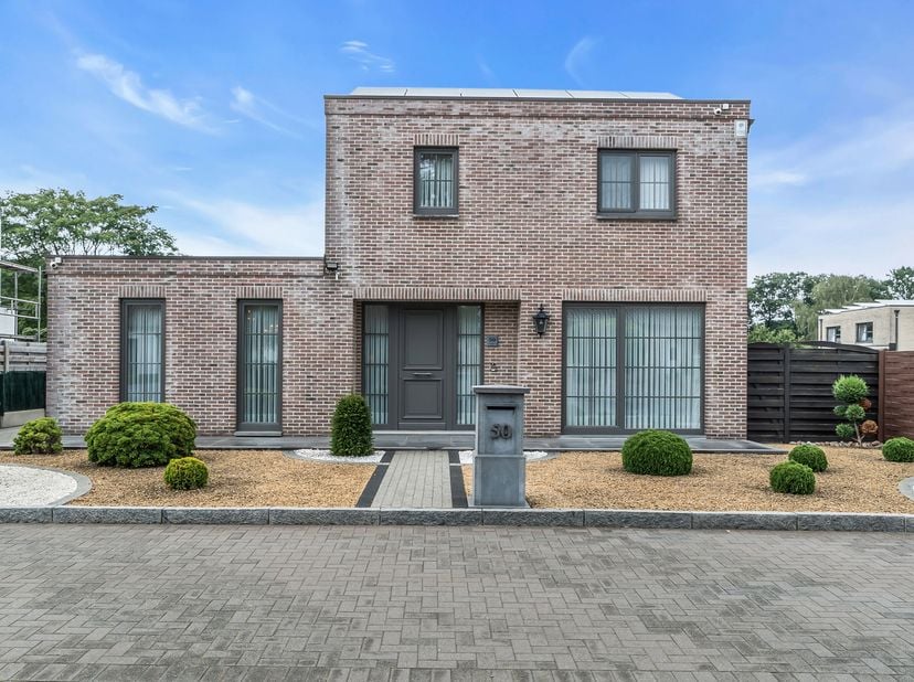 Bent u op zoek naar een verzorgde gezinswoning waar ruimte, comfort en veelzijdigheid centraal staan? Dan is deze vrijstaande woning in Dilsen-Stokkem