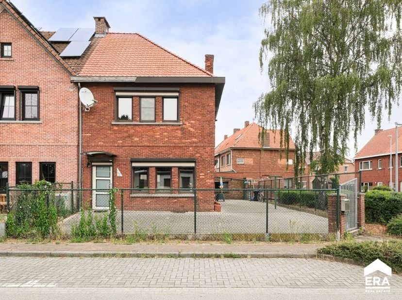 Bent u op zoek naar een woning die u volledig naar eigen smaak kunt renoveren en uitbreiden? Dan is deze halfopen gezinswoning in de Zandbergstraat te