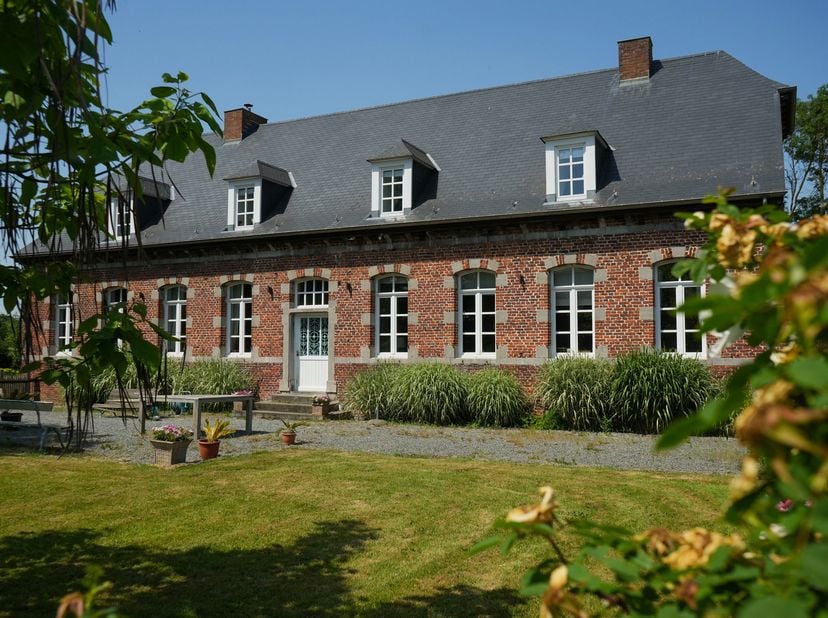 Prachtige voormalige pastorie, grondig gerenoveerd en gelegen in een groene omgeving, dicht bij alle voorzieningen<br />
Deze voormalige pastorie is m