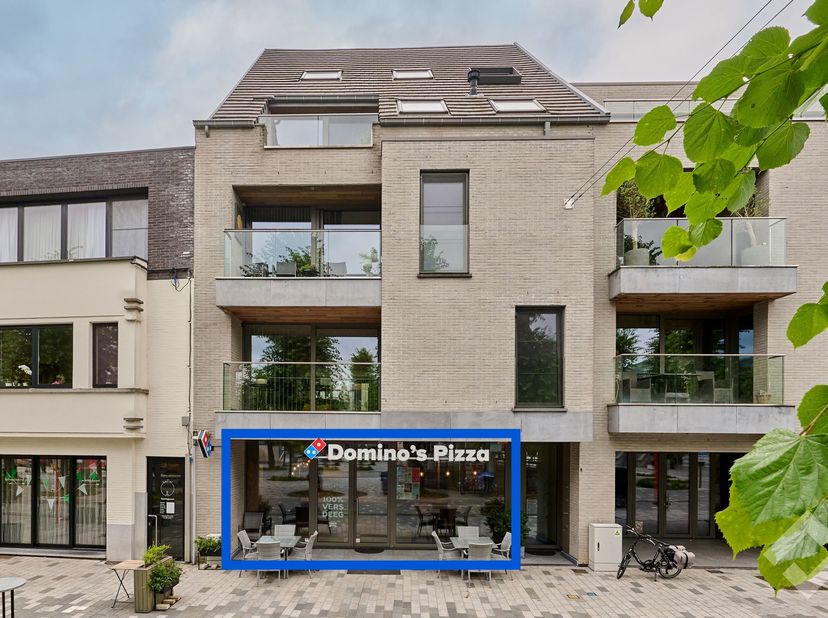 Zeer mooi handelspand (202 m²) met een ruime kelder (157 m²) gelegen aan het gezellige dorpsplein in hartje Lommel! <br />
Dit recente pand staat te k