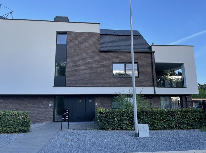 STEENBLOOKSTRAAT 88/1.02:<br />
Nieuwbouw appartement met 1 slaapkamer en autostaanplaats.<br />
<br />
Indeling: Inkomhal met vestiaire, apart toilet
