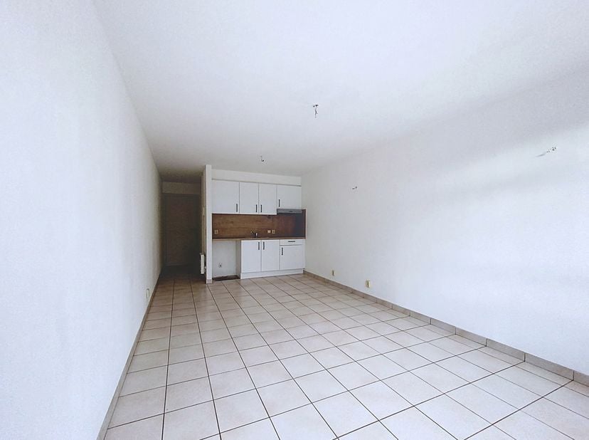 Situation<br />
Ce studio entièrement rénové est situé au deuxième étage de la résidence Green House. L’emplacement est particulièrement avantageux :