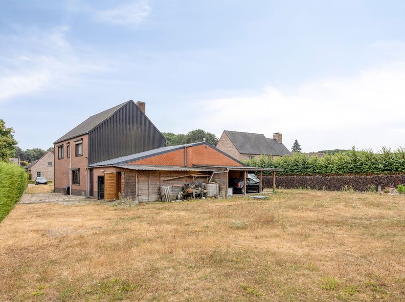 Deze ruime op te frissen woning is rustig gelegen aan de Sprinkelestraat 89 in Zutendaal, op wandelafstand van het centrum en alle dagelijkse voorzien