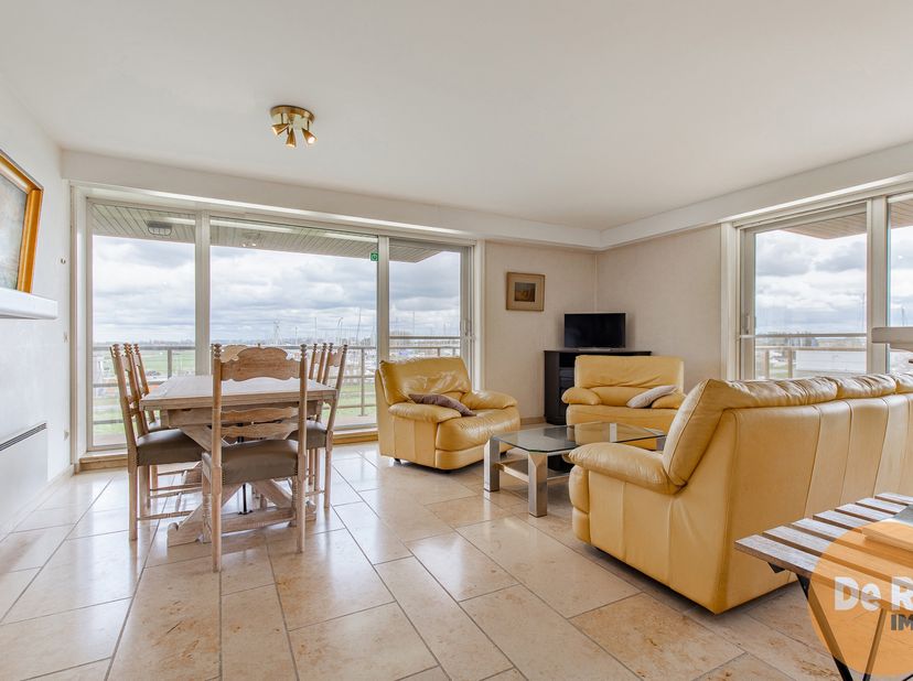 NIEUWPOORT – Ruim appartement op toplocatie aan de haven<br />
Dit goed onderhouden appartement bevindt zich op de 2de verdieping van de statige resid