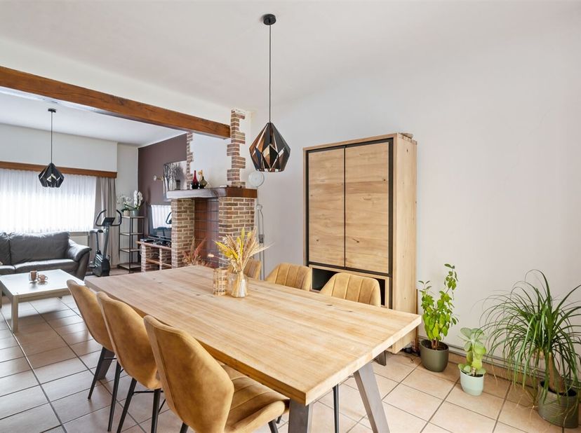Te renoveren eengezinswoning met vier slaapkamers en tuin<br />
Ligging:<br />
Deze woning aan Bredestraat 17 in Hemiksem geniet van een strategische