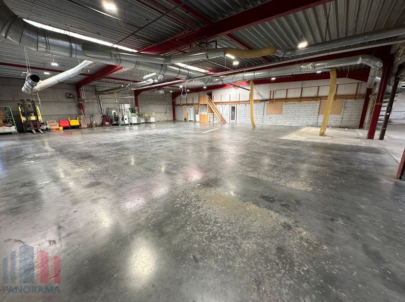 Ontdek dit uitstekend gelegen bedrijfsgebouw van +/- 1.850 m² op een perceel van +/- 3.450 m², gelegen op slechts enkele minuten van de E17-snelweg (A