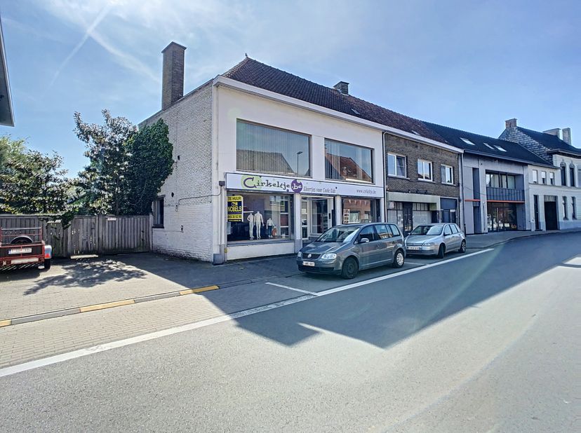 VEELZIJDIGE EIGENDOM bestaande uit een HANDELSPAND met stockage-/opslagruimte (volledig onderkelderd ) en een RUIM APPARTEMENT met maar liefst 4 SLAAP