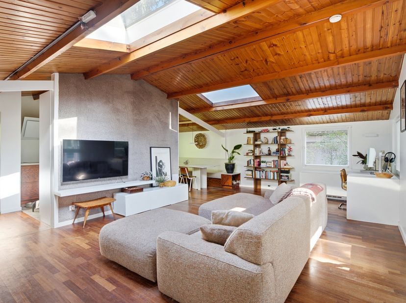 Op zoek naar een plek waar je elke dag het vakantiegevoel ervaart? Deze charmante, volledig vernieuwde chalet ligt midden in de bossen van Waasmunster