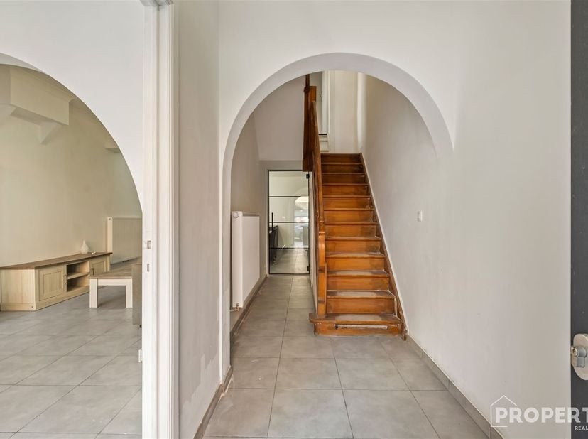 Instapklare woning met tuin in het hart van Moorslede!<br />
Deze charmante woning is gelegen op een centrale locatie in Moorslede en is volledig ins