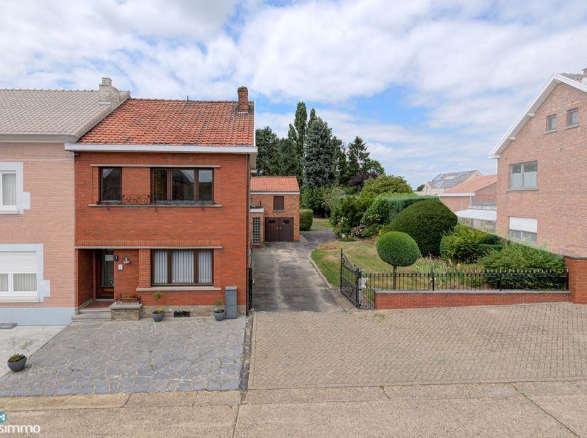 RUIME GEZINSWONING MET 3 SLAAPKAMERS EN EEN RIANTE TUIN OP EEN PERCEEL VAN 1.411 M² NABIJ HET CENTRUM VAN TONGEREN<br />
<br />
*** Bekijkt u deze won