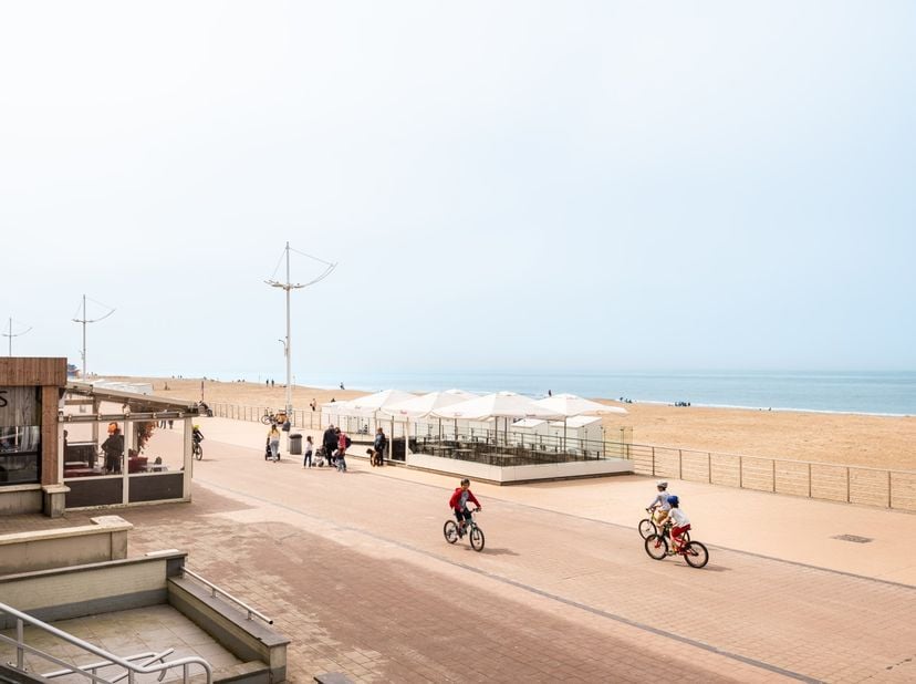 Spacieux appartement (91 m²) avec 2 chambres et vue frontale sur la mer, à vendre sur la digue de Koksijde-Bad. Ce bien est situé dans la résidence Tr