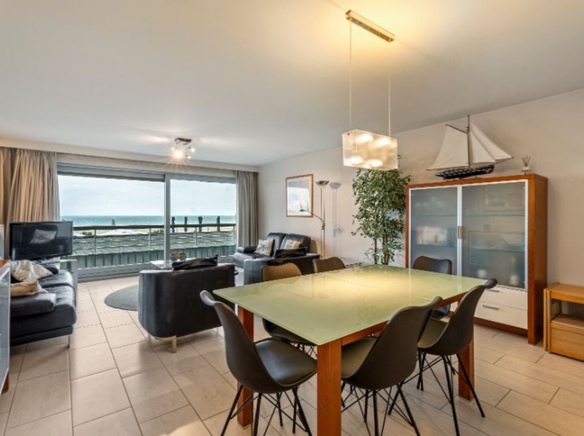 Smaakvol ingericht appartement op het eerste verdiep in een voorname residentie, centraal op de ZEEDIJK.&amp;nbsp; Indeling:&amp;nbsp;inkomhall met vestiaire