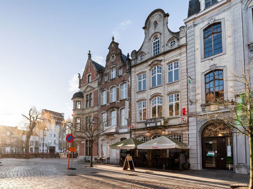 Située sur la Grote Markt, cette propriété de caractère se trouve en plein cœur de Lier, entourée de charme historique et d'hospitalité. Cet emplaceme