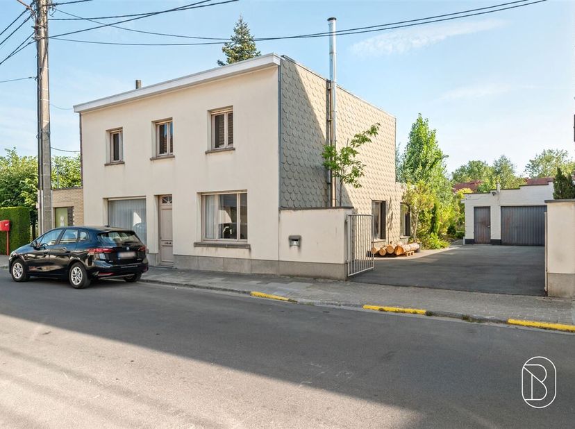 TE KOOP: Ruime woning met werkplaats van 200 m² en diepe tuin, ideaal voor zelfstandigen of mensen op zoek naar ruimte.<br />
Bent u op zoek naar een