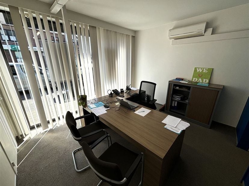 Immeuble de bureaux spacieux dans un emplacement de choix à Meerhout<br />
Emplacement :<br />
Très bien situé dans le centre de Meerhout, avec divers