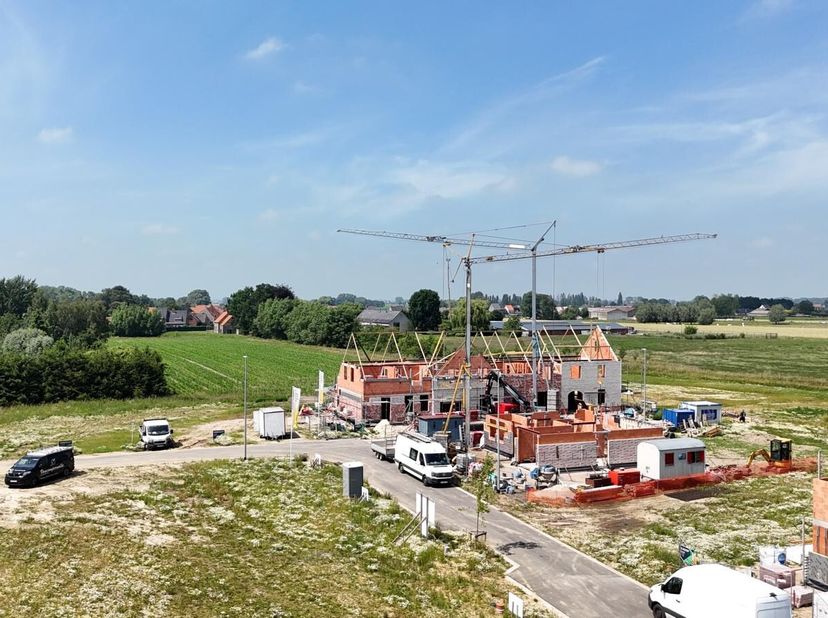 Langs de Hovaerestraat (rechts naast huisnummer 70) in Koekelare realiseren ze deze nieuwe verkaveling waar lot 18 te koop is. Je woont er op een boog