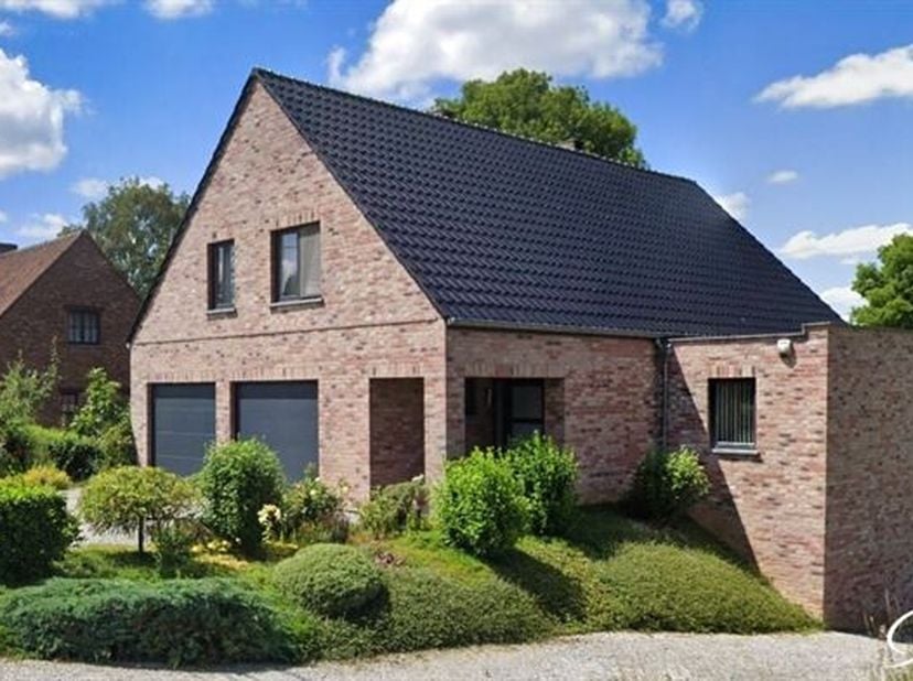 Eerste huurwoning voor deze villa met 4 gevels en ongeveer 265 m² bewoonbare oppervlakte gelegen in Marbaix-La-Tour, vlakbij Ham-sur-Heure, op 5 minut