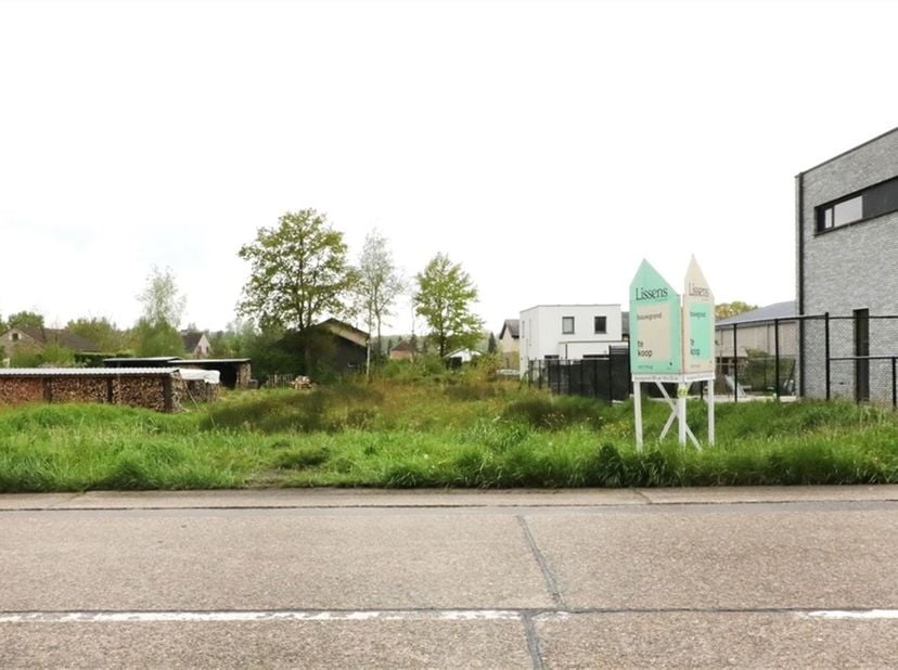 Perceel bouwgrond van 10 a 52 ca met zuidwestgerichte tuinzijde voor een eengezinswoning in open verband, gelegen in het centrum van Wolfsdonk (links