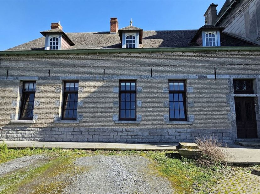 Prix: Offre à partir de 160.000 euros, frais d'agence non inclus et à charge de l'acquéreur.<br />
Maison de caractère à rénover et comprenant: <br />