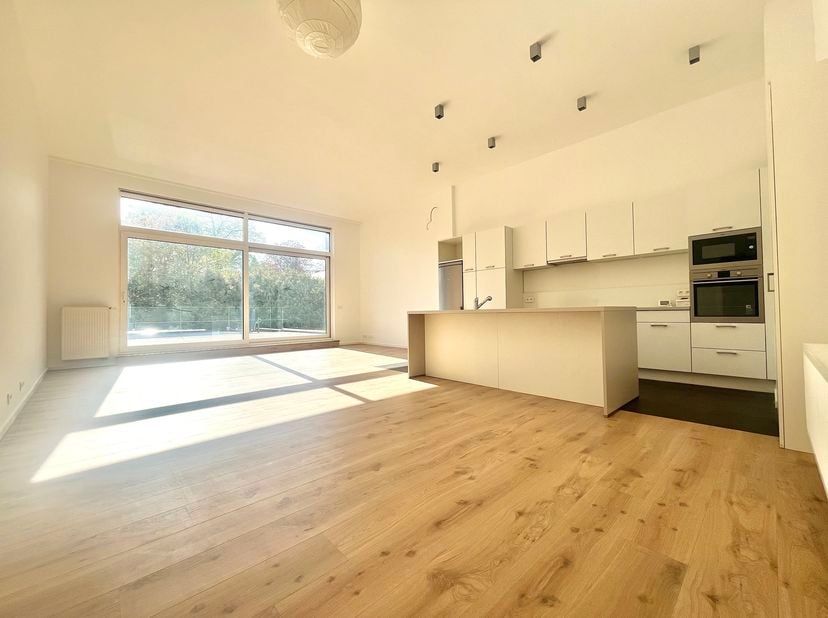 UKKEL - Ideaal gelegen in Fort Jaco met zijn vele winkels en transportmogelijkheden. Lichtrijke APPARTEMENT (2slk/2bdk) van ±140m² op de 1ste verdiepi