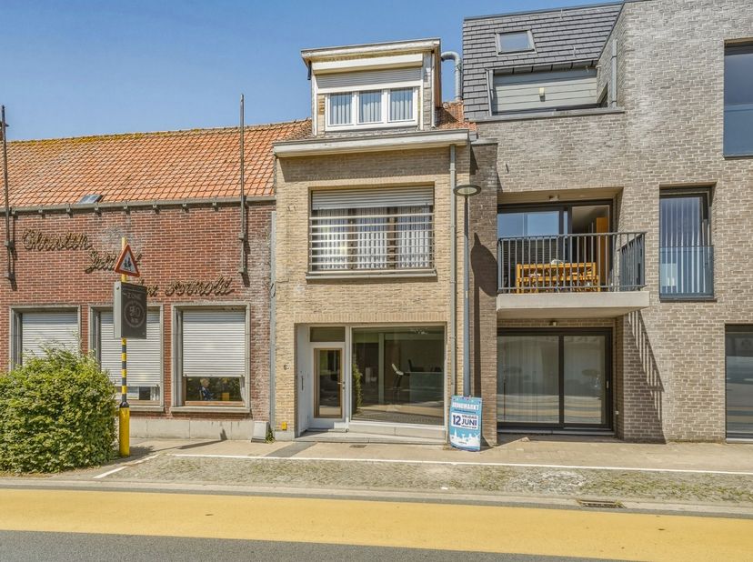 Centraal gelegen in het hart van Oudenburg vindt u dit veelzijdige handelspand met woonst op een perceel van 170 m². Dankzij de combinatie van commerc