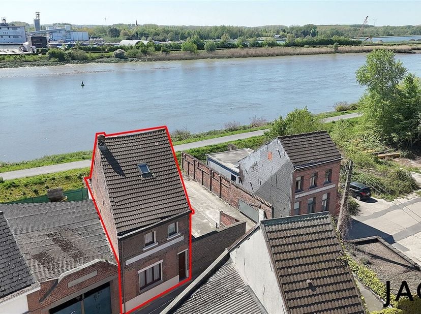 Bent u op zoek naar een ruime te renoveren gezinswoning met tal van mogelijkheden aan de Rupeldijk?<br />
Indeling gelijkvloers (95m²): inkomhal, ruim