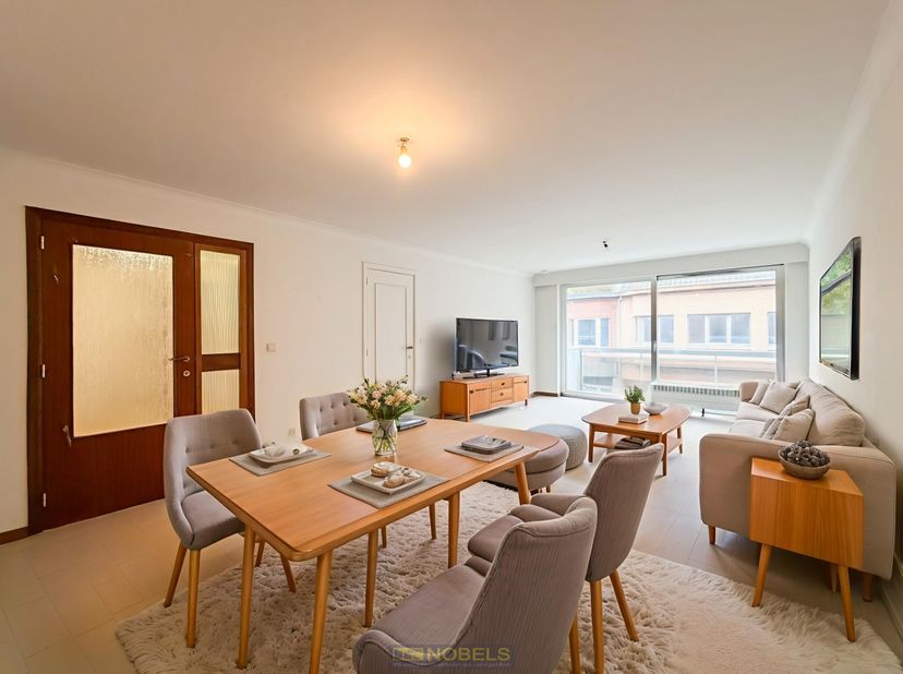 TE MODERNISEREN APPARTEMENT met ZONNIG TERRAS, gelegen in het CENTRUM van Brakel, op wandelafstand van winkels, scholen en openbaar vervoer. Deze eige