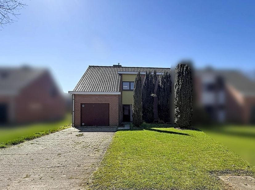 WONING MET TUIN &amp; GARAGE -<br />
Te renoveren woning met tuin en inpandige garage. <br />
Gelijkvloers: woonkamer, keuken, berging, hal, toilet en gar