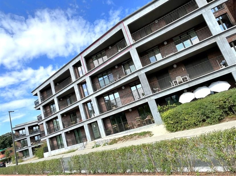 Appartement MEUBLÉ avec terrasse spacieuse et ensoleillée et place de parking !<br />
L'appartement meublé est situé au 3ème étage accessible par asce
