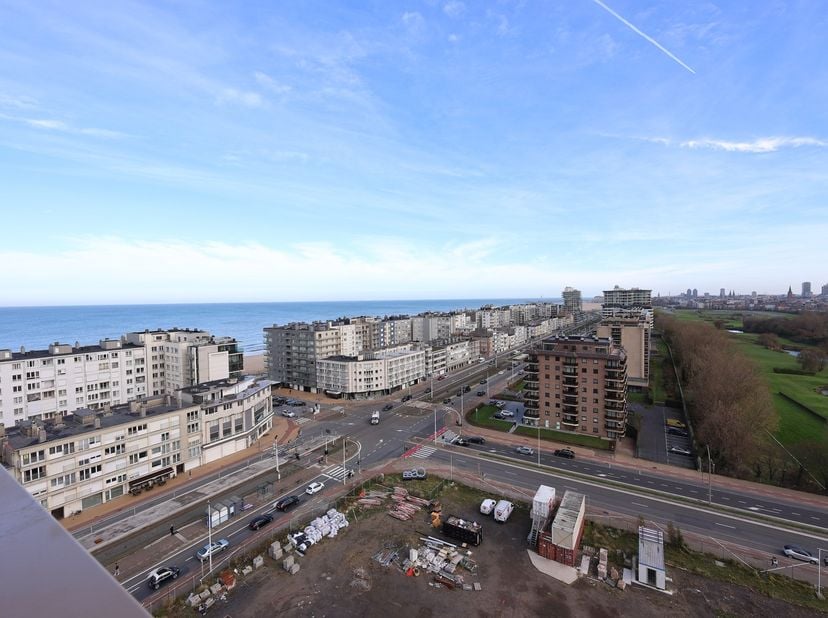 Situé au 12e étage d’une résidence récente à Ostende, cet appartement neuf entièrement fini offre une spacieuse terrasse ensoleillée et des vues impre